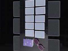 การ์ดที่มีเครื่องหมาย แว่นตามองผ่านการ์ดและเปิดเผยเครื่องหมายที่ซ่อนอยู่