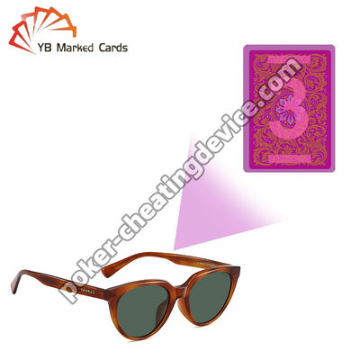 ใบ โป๊กเกอร์ ที่ มี สัญลักษณ์ ใส่ แก้ว ใส่ ใบ โป๊กเกอร์ ที่ มี สัญลักษณ์