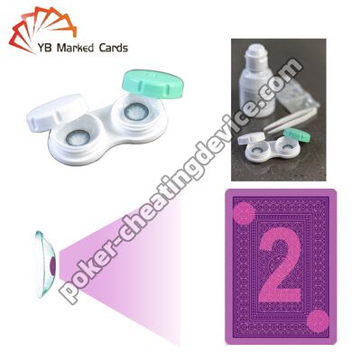 เลนส์ ติดต่อ ที่ ไม่ เห็น จาก สี UV เพื่อ เห็น ผ่าน การ์ด ที่ มี ตรา